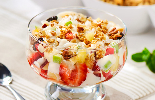 Salada de frutas ao forno com creme de pêssego